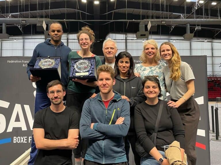 Photo de groupe des adhérents, coachs et champions du Punchistes Savate Club au Championnat de France Assaut de boxe française