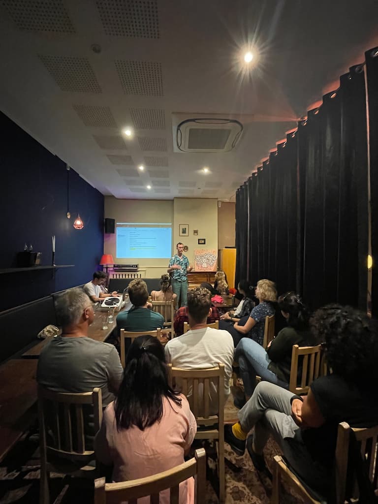 Vue des membres du Punchistes Savate Club attentifs et participant à l'Assemblée Générale 2025.