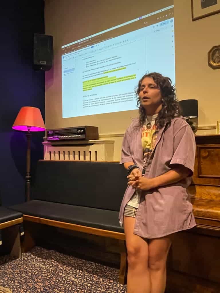 Margot, alors présidente du Punchistes Savate Club, présentant l'ordre du jour de l'Assemblée Générale 2025.