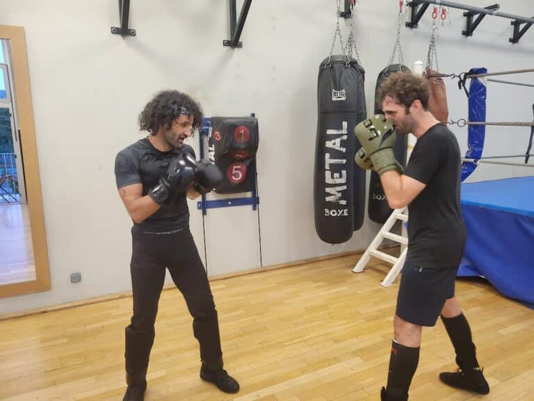 Brahim et Mathieu en garde, prêts à commencer leur assaut.