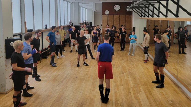 Joseph, coach du Punchistes Savate Club, lance la saison 2025/2026 avec le salut collectif du premier cours.