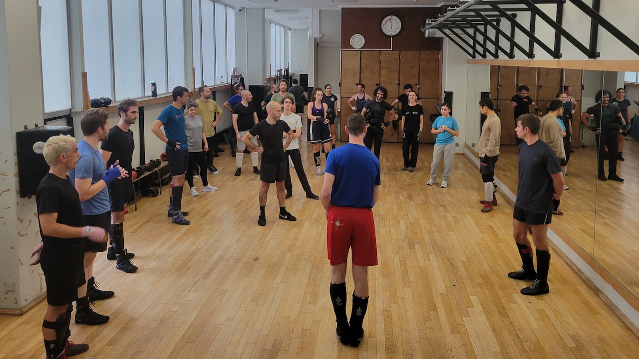 Joseph, coach du Punchistes Savate Club, lance la saison 2025/2026 avec le salut collectif du premier cours.