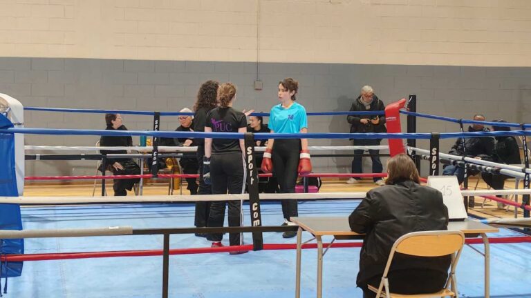 Clara (Punchistes Savate Club), concentrée, écoute les consignes de l'arbitre central face à son adversaire avant le début de sa finale lors du Challenge de Paris 2025.
