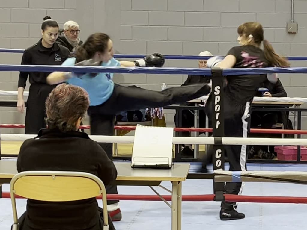 Démonstration technique d'Emma Rayeh qui stoppe l'avancée adverse avec un chassé latéral médian parfaitement exécuté."