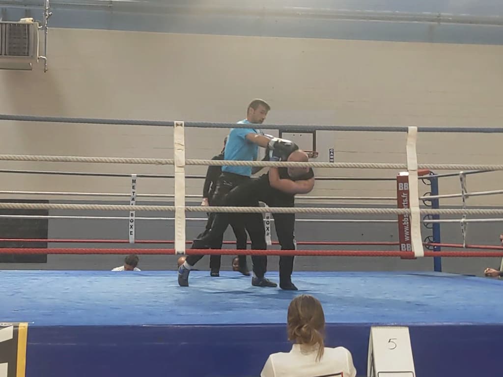 Eric impose son rythme en boxe anglaise et domine les échanges pour sa première compétition sous les couleurs des Punchistes.