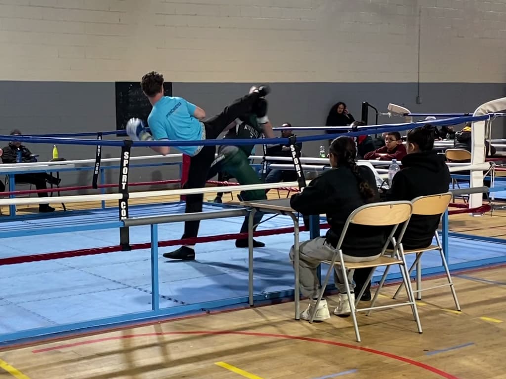 Paul place un superbe fouetté visage sur son adversaire au Challenge de Paris.